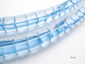 Koraliki szklane niebieskie kostka  8 mm sznur