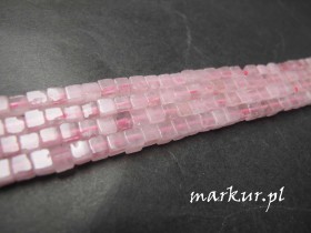 Kwarc różowy kostka 4 mm sznur